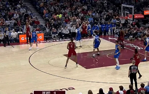 奇异果体育官网-米切尔不讲理干拔三分投进，生涯总得分突破15000分