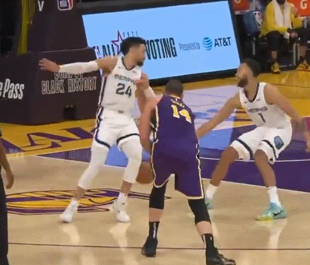 奇异果体育app-爆扣拉弓似满月！36岁詹皇距过气还远 距MVP很近